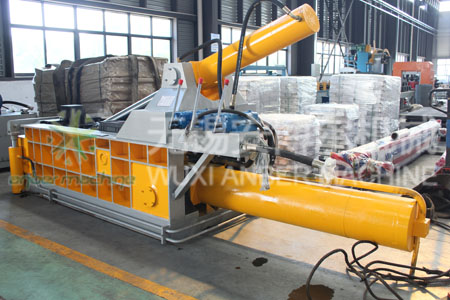 Hydraulic scrap baler